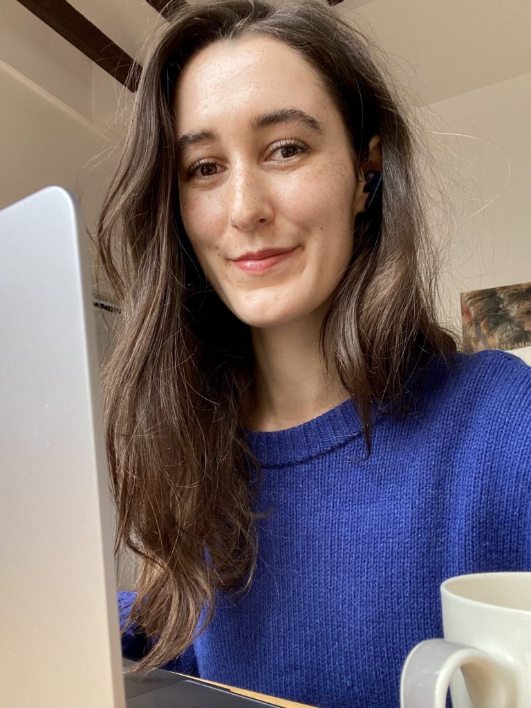 DeutschlehrerinAnaïs Chakir am Laptop